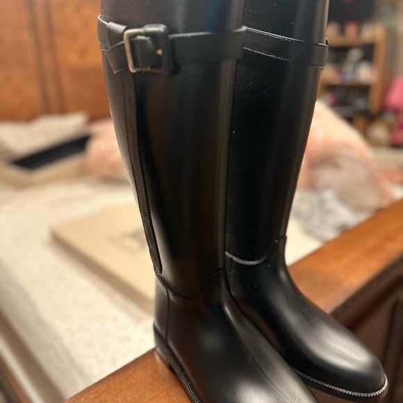 Burberry Riding Rainboot with Belt. Like Brand New, wore one time, minor scuffin - Picture 11 of 11